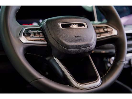 JEEP-COMMANDER-2.0 HURRICANE 4 TURBO GASOLINA BLACKHAWK AT9 JEEP-COMMANDER-2025