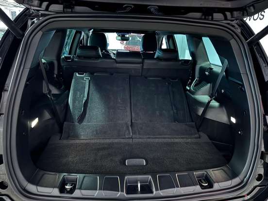 JEEP-COMMANDER-2.0 HURRICANE 4 TURBO GASOLINA BLACKHAWK AT9 JEEP-COMMANDER-2025