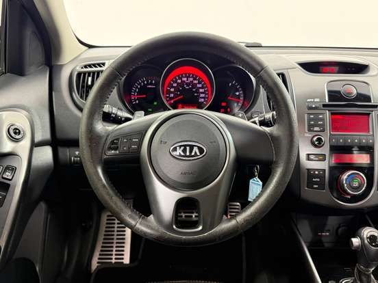 KIA-CERATO-1.6 E.221 SEDAN 16V GASOLINA 4P AUTOMÁTICO KIA-CERATO-2011