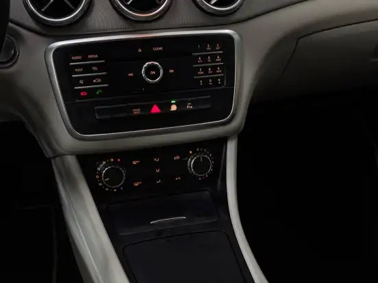 MERCEDES-BENZ-GLA 200-2016