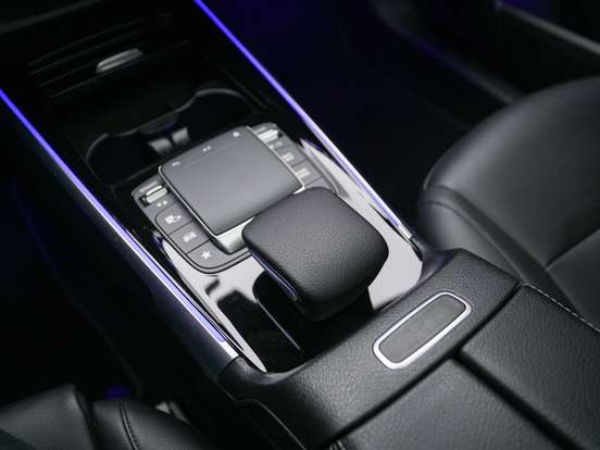 MERCEDES-BENZ-GLB 200-2022