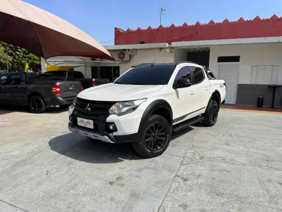 MITSUBISHI L200 TRITON 2.4 16V TURBO DIESEL SPORT HPE CD 4P 4X4 AUTOMÁTICO