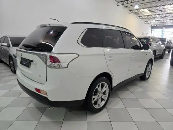 MITSUBISHI-OUTLANDER-2014