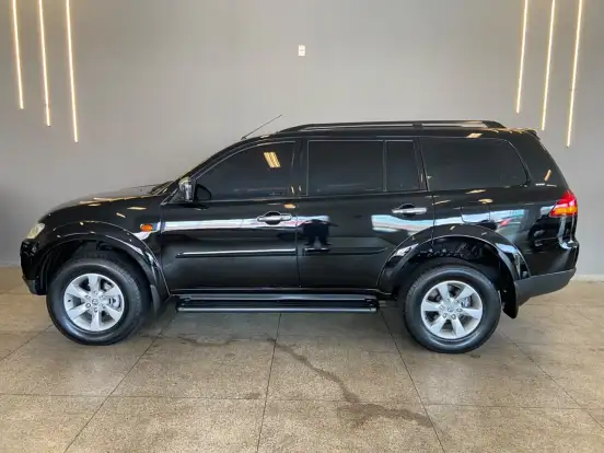 MITSUBISHI-PAJERO-2011