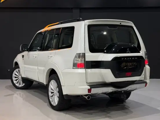 MITSUBISHI-PAJERO-2015
