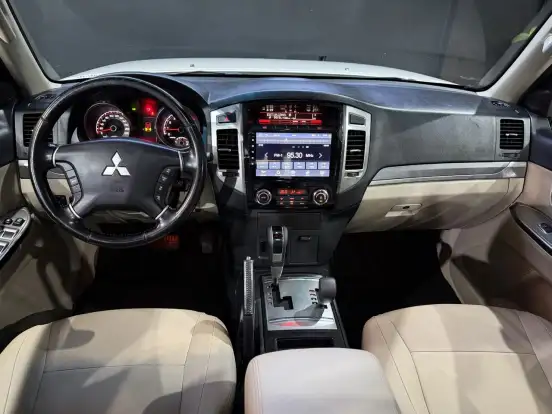 MITSUBISHI-PAJERO-2015