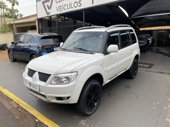 MITSUBISHI-PAJERO TR4-2.0 4X4 16V 140CV FLEX 4P AUTOMÁTICO MITSUBISHI-PAJERO TR4-2011