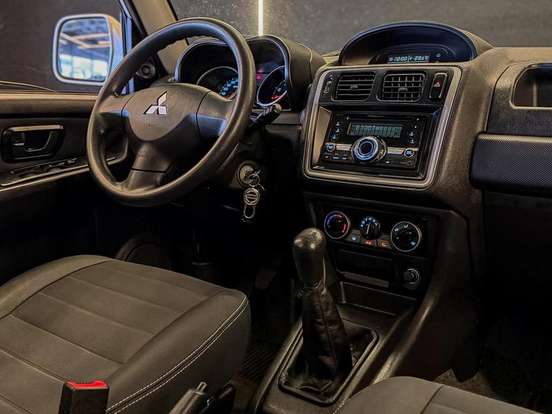 MITSUBISHI-PAJERO TR4-2013