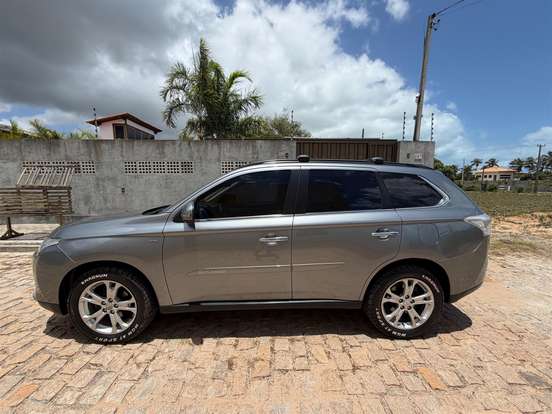MITSUBISHI-OUTLANDER-2014