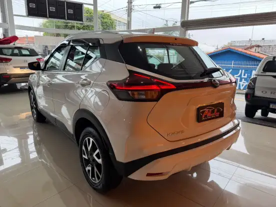 NISSAN-KICKS-2023