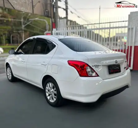 NISSAN-VERSA-2018