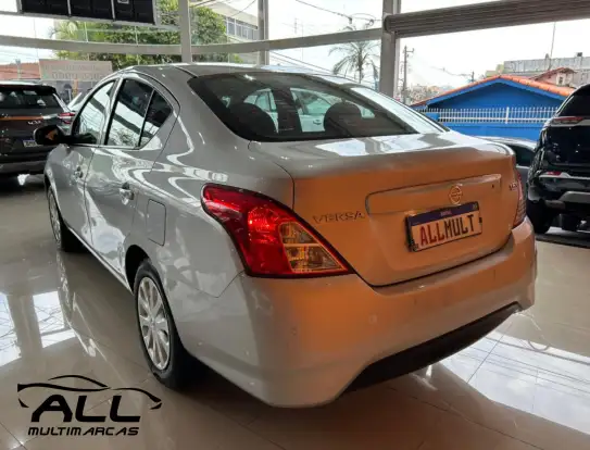 NISSAN-VERSA-2019