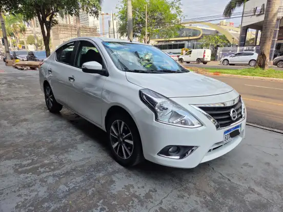 NISSAN-VERSA-2020