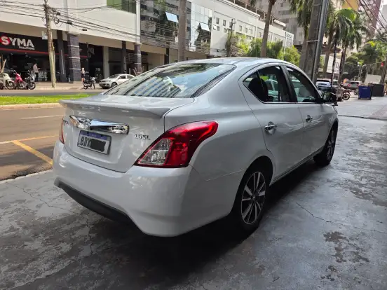 NISSAN-VERSA-2020