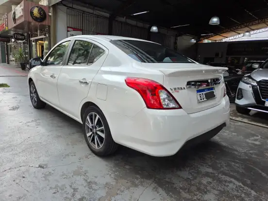 NISSAN-VERSA-2020