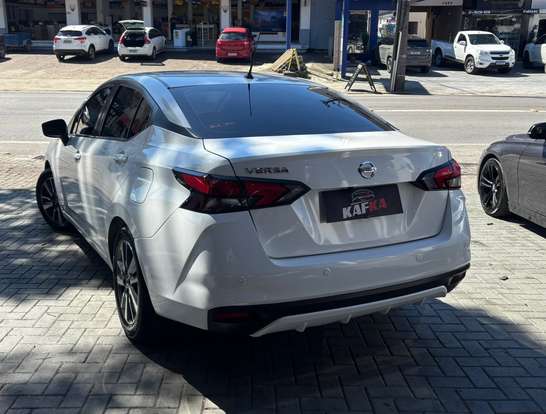 NISSAN-VERSA-2021