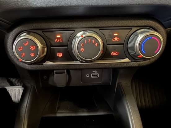 NISSAN-VERSA-2023
