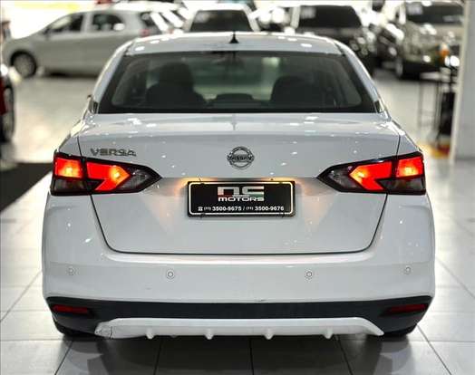 NISSAN-VERSA-2021