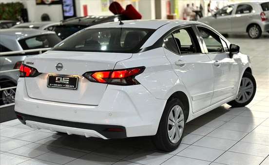NISSAN-VERSA-2021
