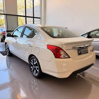 NISSAN-VERSA-2017