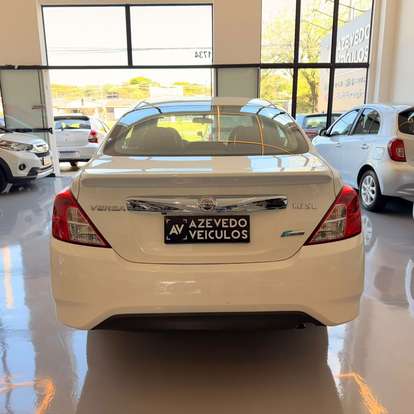 NISSAN-VERSA-2017
