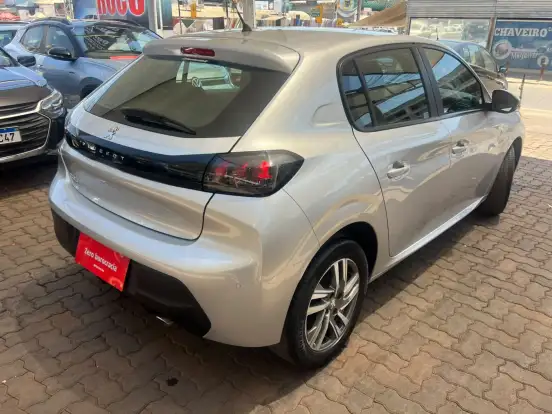 PEUGEOT-208-2021