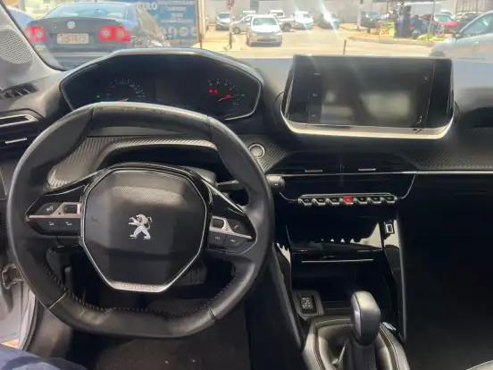 PEUGEOT-208-2021