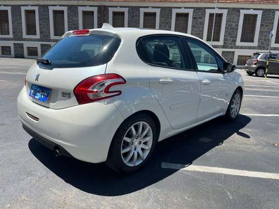 PEUGEOT-208-2015