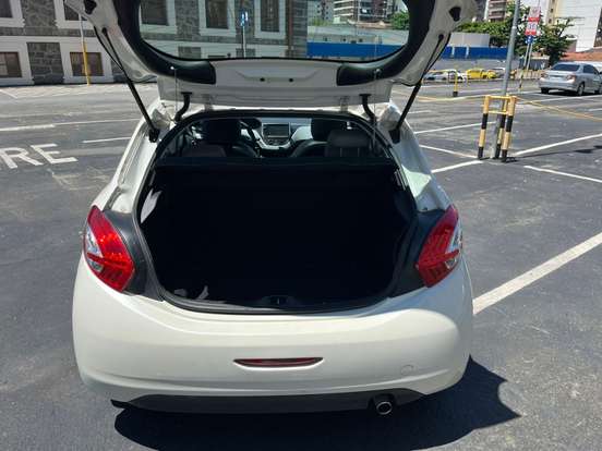 PEUGEOT-208-2015