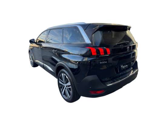 PEUGEOT-5008-2018