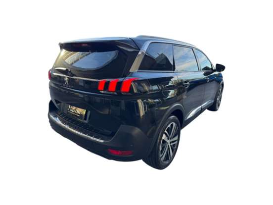 PEUGEOT-5008-2018