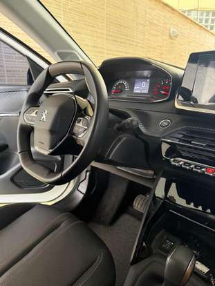 PEUGEOT-208-2021