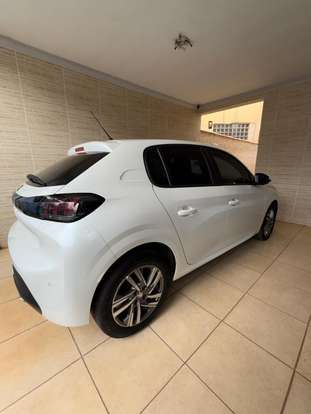 PEUGEOT-208-2021