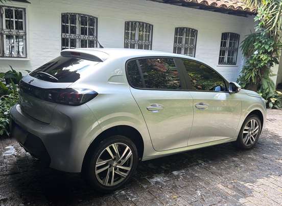 PEUGEOT-208-2021