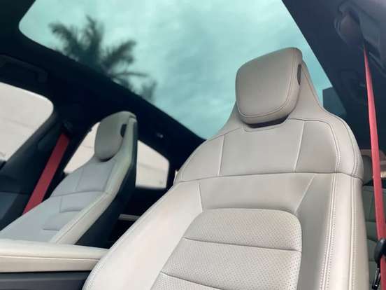 PORSCHE-TAYCAN-2021