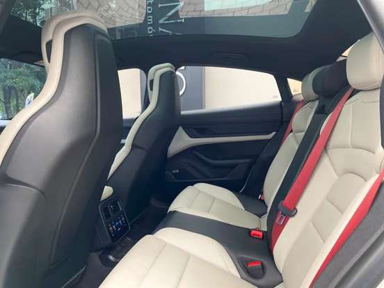 PORSCHE-TAYCAN-2021