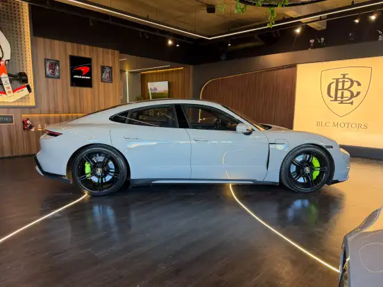 PORSCHE-TAYCAN-2021