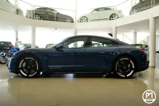 PORSCHE-TAYCAN-2020