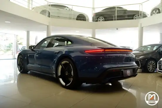 PORSCHE-TAYCAN-2020