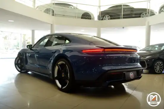 PORSCHE-TAYCAN-2020