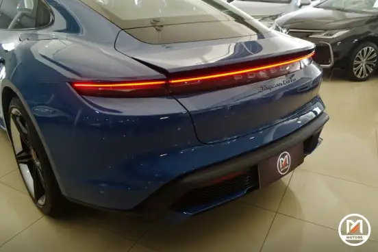 PORSCHE-TAYCAN-2020