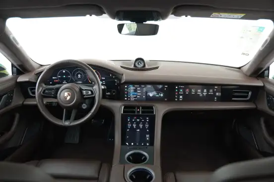 PORSCHE-TAYCAN-2023
