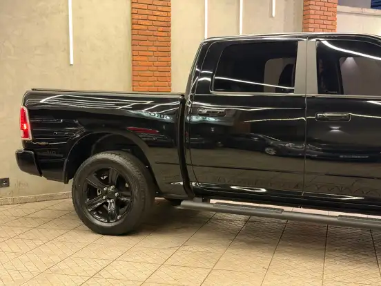 RAM-CLASSIC-5.7 V8 GASOLINA LARAMIE NIGHT EDITION CD 4X4 AUTOMÁTICO RAM-CLASSIC-2023