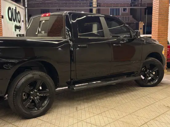 RAM-CLASSIC-5.7 V8 GASOLINA LARAMIE NIGHT EDITION CD 4X4 AUTOMÁTICO RAM-CLASSIC-2023