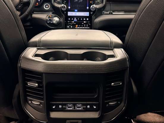 RAM-1500-5.7 V8 GASOLINA LIMITED NIGHT EDITION CD 4X4 AUTOMÁTICO RAM-1500-2023
