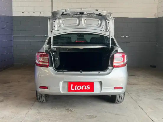 RENAULT-LOGAN-2025