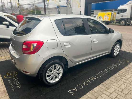 RENAULT-SANDERO-2018