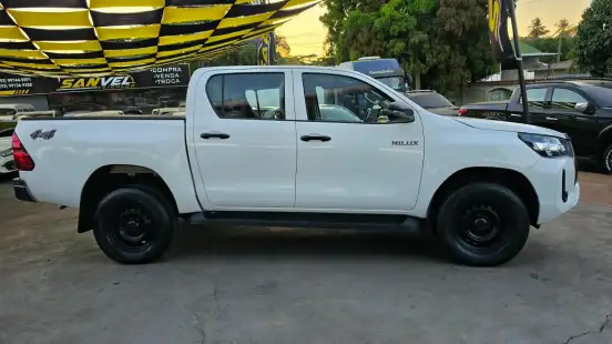 TOYOTA-HILUX-2023