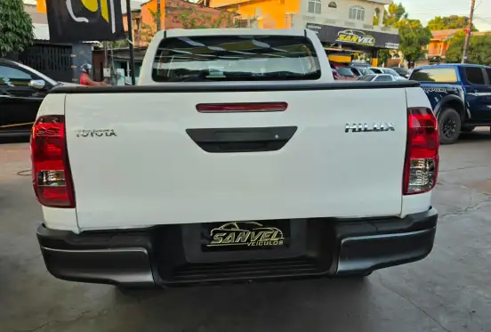 TOYOTA-HILUX-2023