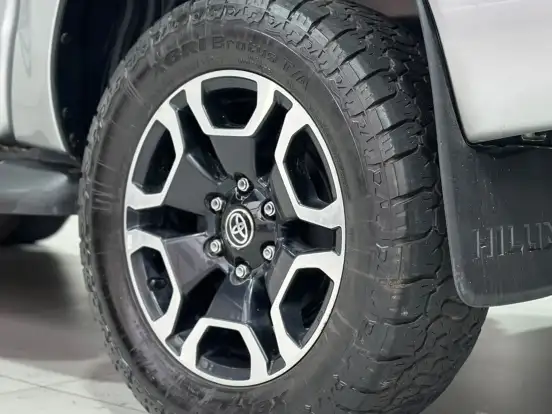 TOYOTA-HILUX-2.8 D-4D TURBO DIESEL CD SRV 4X4 AUTOMÁTICO TOYOTA-HILUX-2024